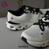 کتونی آن رانینگ کلود X6 رنگ سفید مشکی (On Cloud X6)